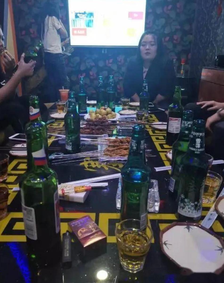 昨晚刷到个真实事儿，简直让人大开眼界！
四个好姐妹去KTV过生日，想着热闹点，就