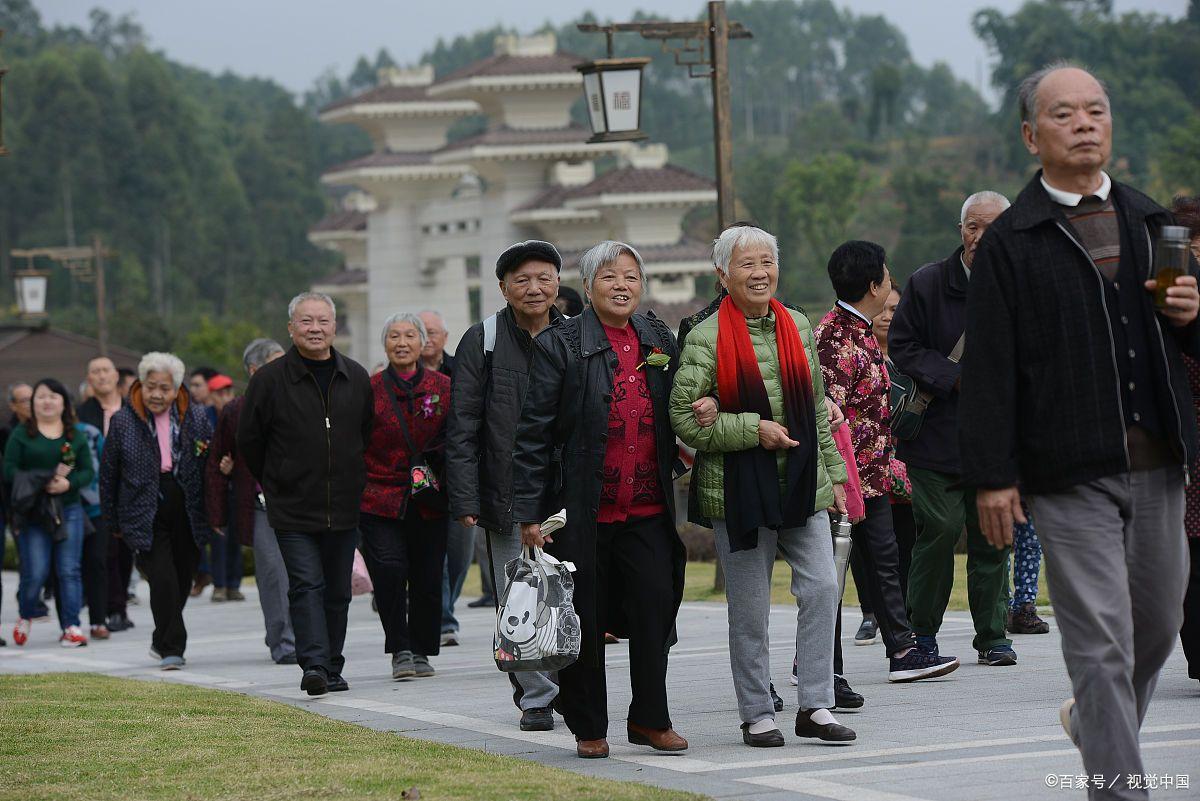 老年人跟团旅游的三个好处
       退休后旅游，跟团游是不错的选择。国内老年