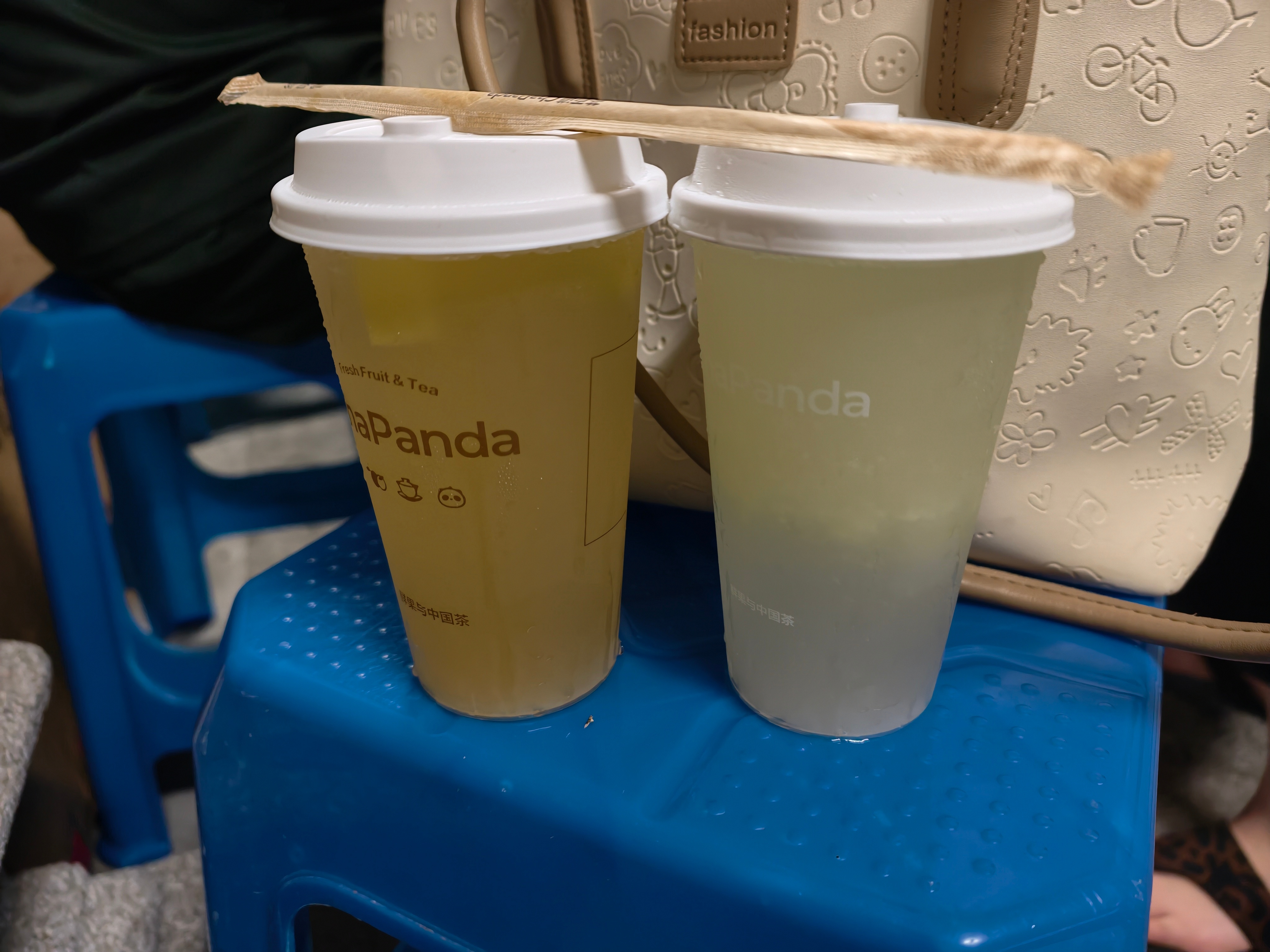 也是喝到了剧组的果茶，听说是导演请的嘻嘻 