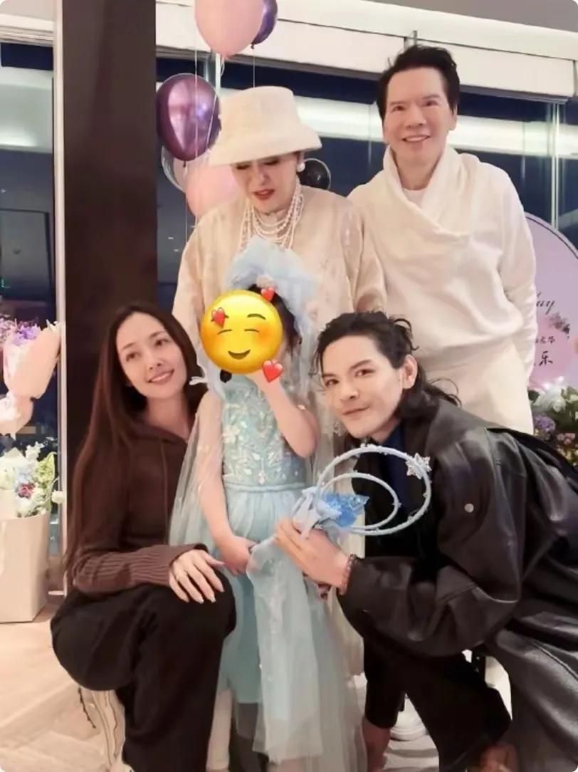 向佐郭碧婷晒出自己女儿照片，全家人一起庆祝生日！女儿继承妈妈基因也是高颜值！
如