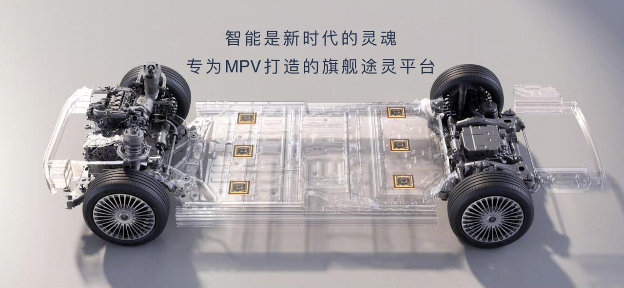 鸿蒙智行智界V9座舱亮相，三冠王实锤！40000台小定+豪华座舱+2400MPa