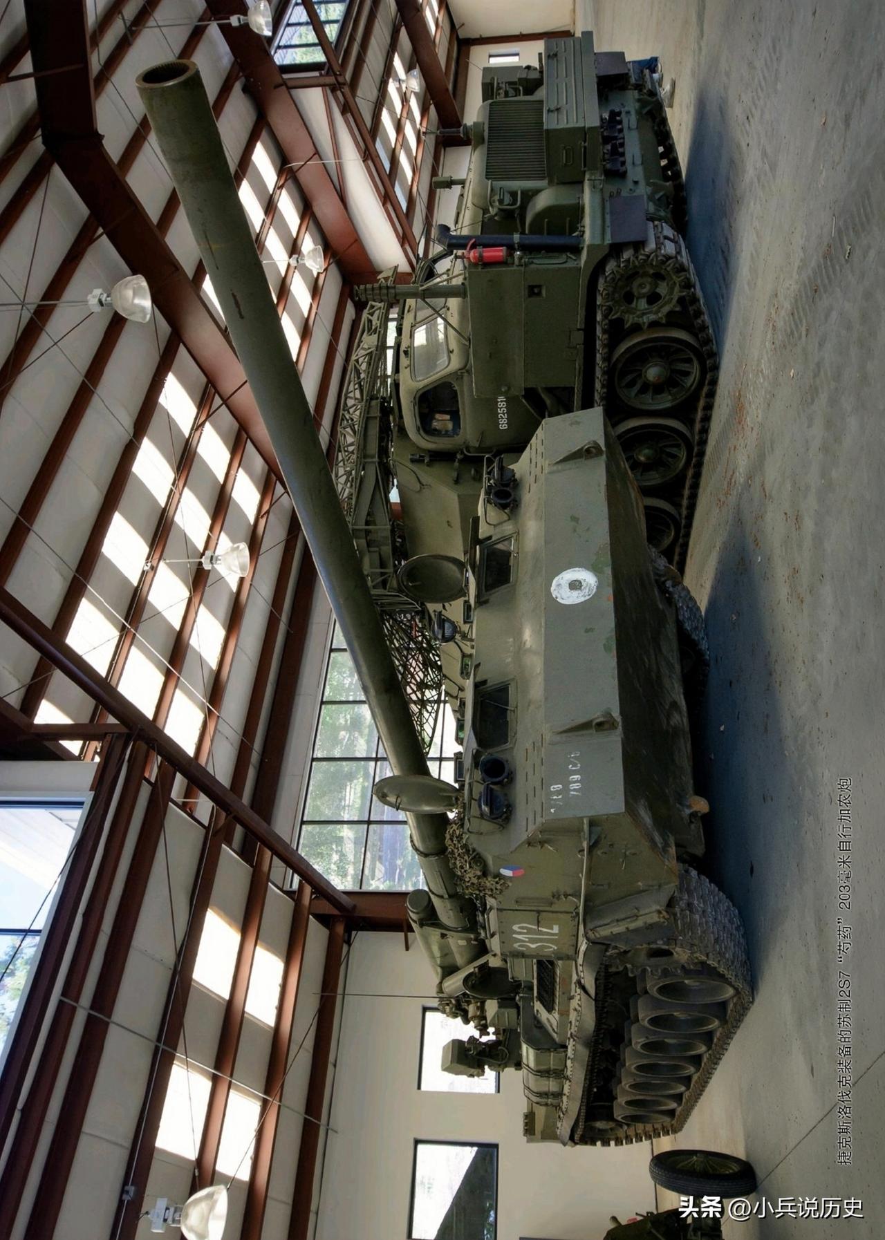 捷克斯洛伐克装备的苏制2S7“芍药”203毫米自行加农炮