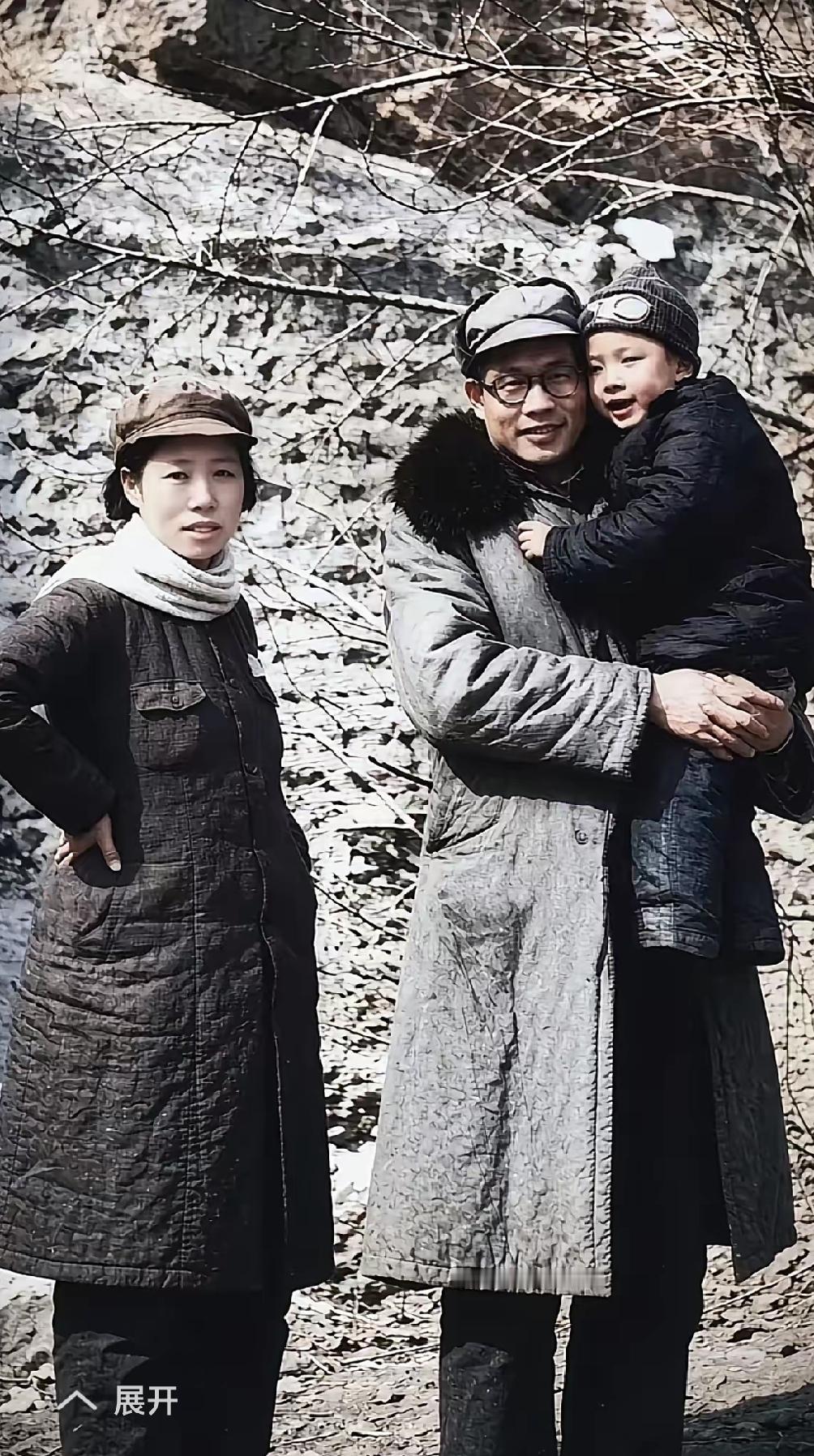 这张合影里，萧劲光的妻子一家幸福满满。朱仲芷清秀端庄，更有书香世家沉淀的从容气质