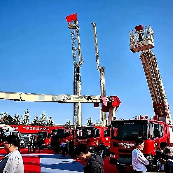 北京消防展上“断臂”的登高车，
不光砸的是车，
更是人命关天的信任！
     