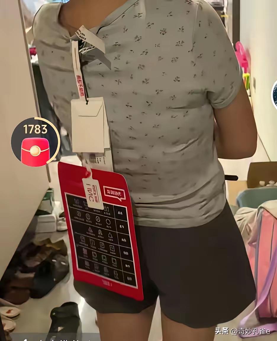 为了防止白嫖，商家无奈做出了如此夸张的衣服吊牌，就是防止这些小仙女们，再出些幺蛾