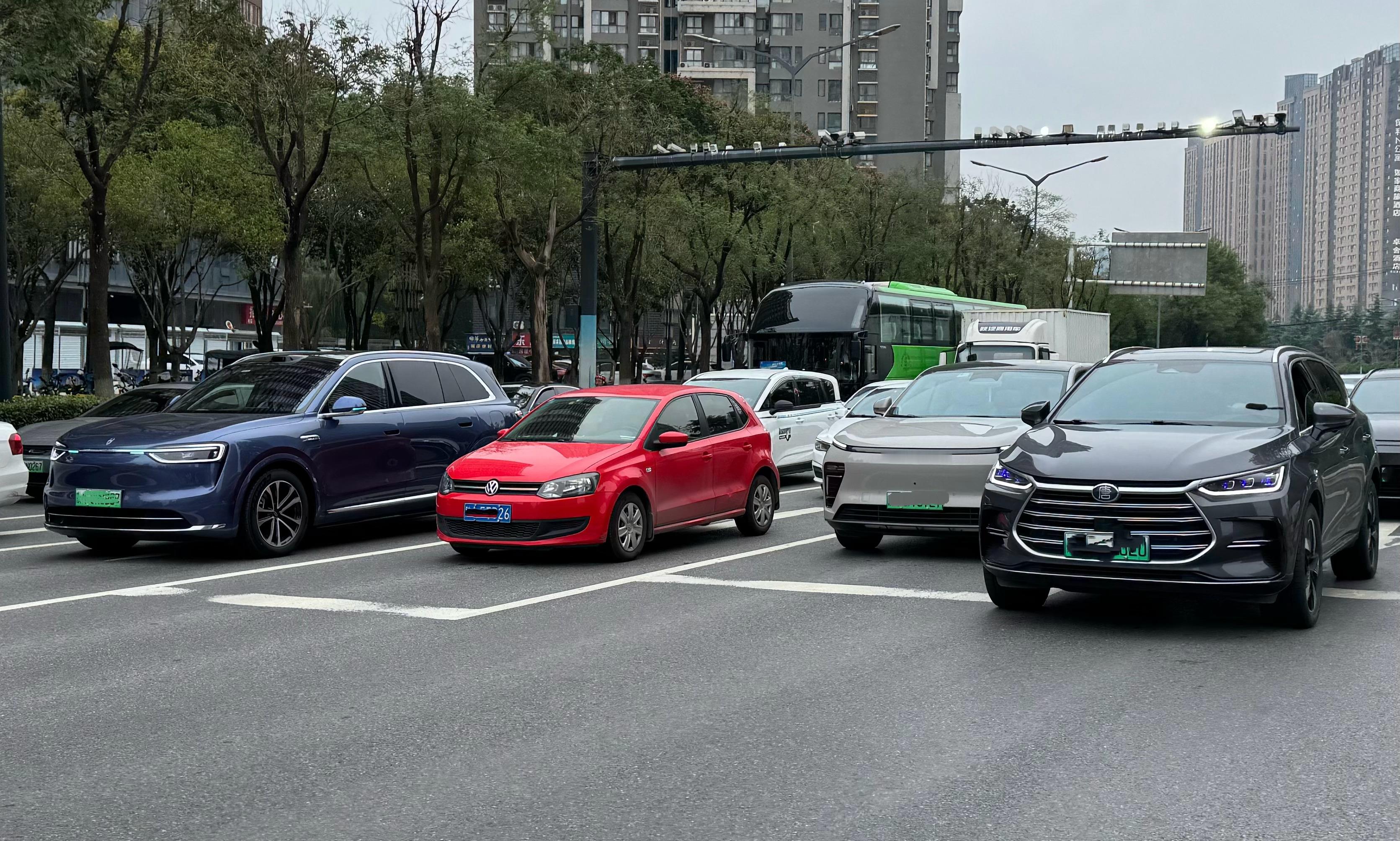 在西安碰见一辆上牌的问界全新M7，前几天在深圳也见了一辆，都是蓝色的，看来这个主