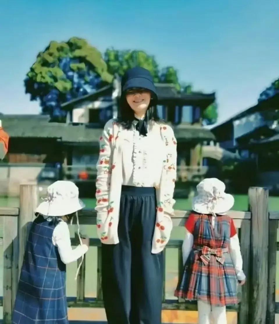 谢娜这次是真发飙了，怒怼狗仔：请不要将镜头对准未成年孩子！

原来，当天八卦媒体