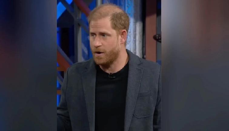 【哈里王子狠怼特朗普！脱口秀暗讽：美国人选了个“国王”】
12月3日哈里王子出现