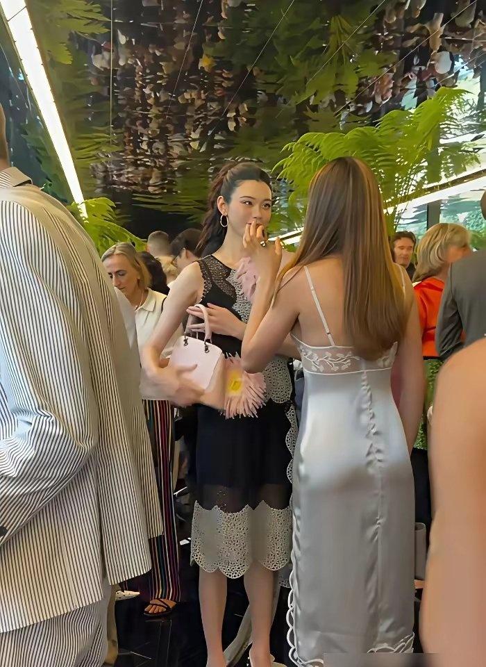 跟谷爱凌聊天，奚梦瑶手里那只迪奥包，下意识一转，Logo咔哒一下就正对镜头。这一