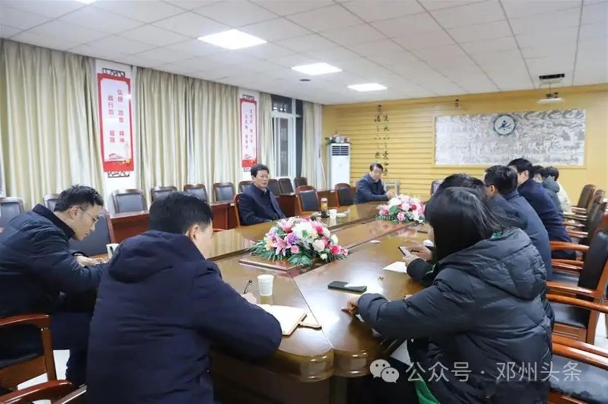 市委书记夜晚到学校调研吃“闭门羹”，门卫：没有接到通知，你们不能进来据河南省邓州