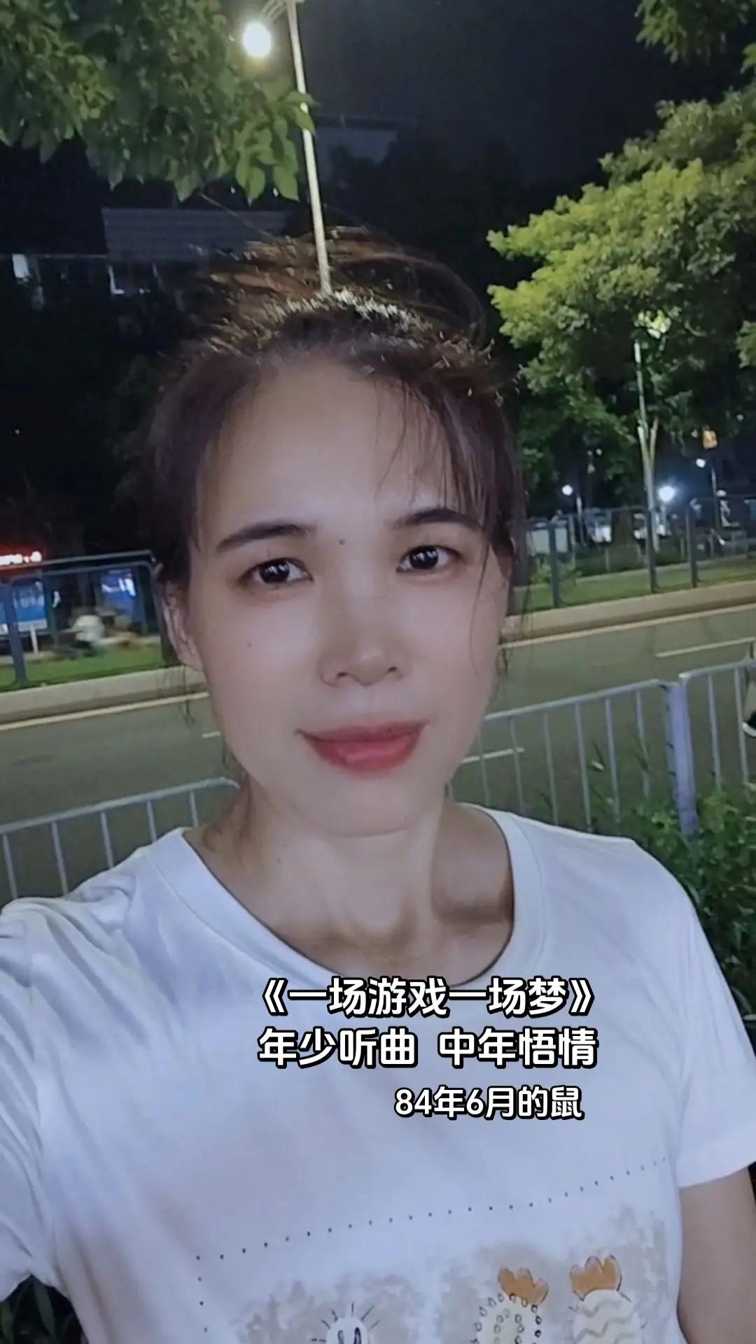 《一场游戏一场梦》，王杰最经典的成名之作。沧桑沙哑的歌声，风靡了整个时代。年轻时