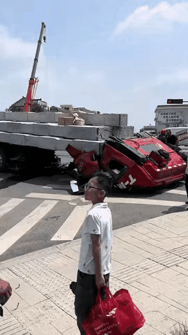 这台车的速度肯定是开的太快了，也许正在高速行驶的过程中，不知是因为什么原因，突然