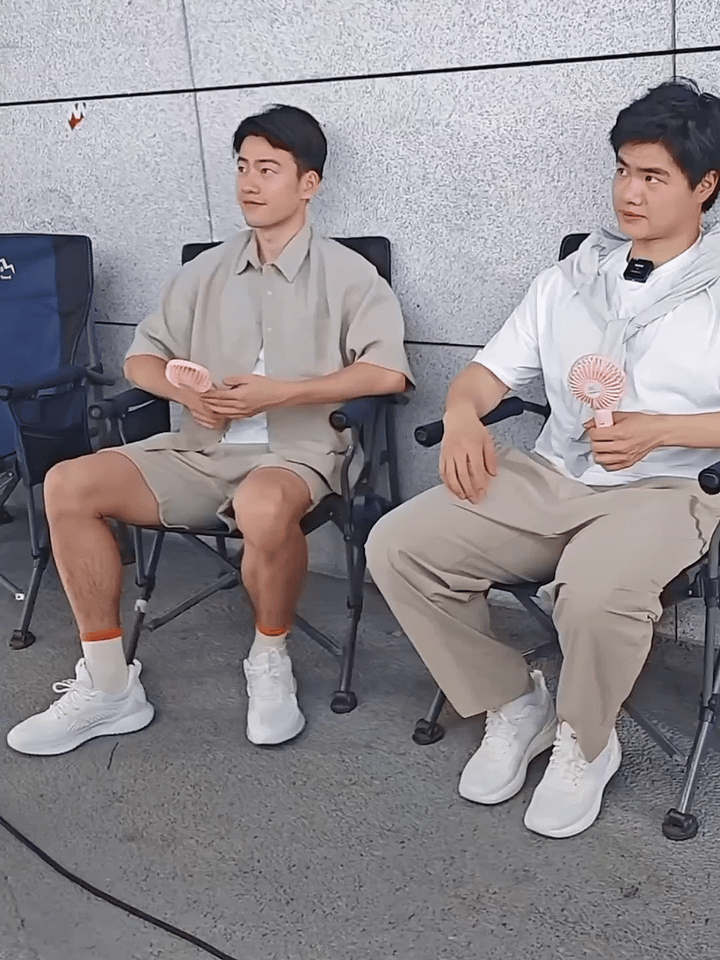 拿俩小粉风扇 太萌噜！ ​​​