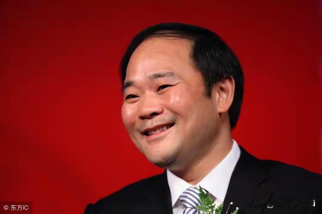 吉利集团李书福说，学历不等于能力，学位不能等于地位。走进校园是为了更好的走向社会