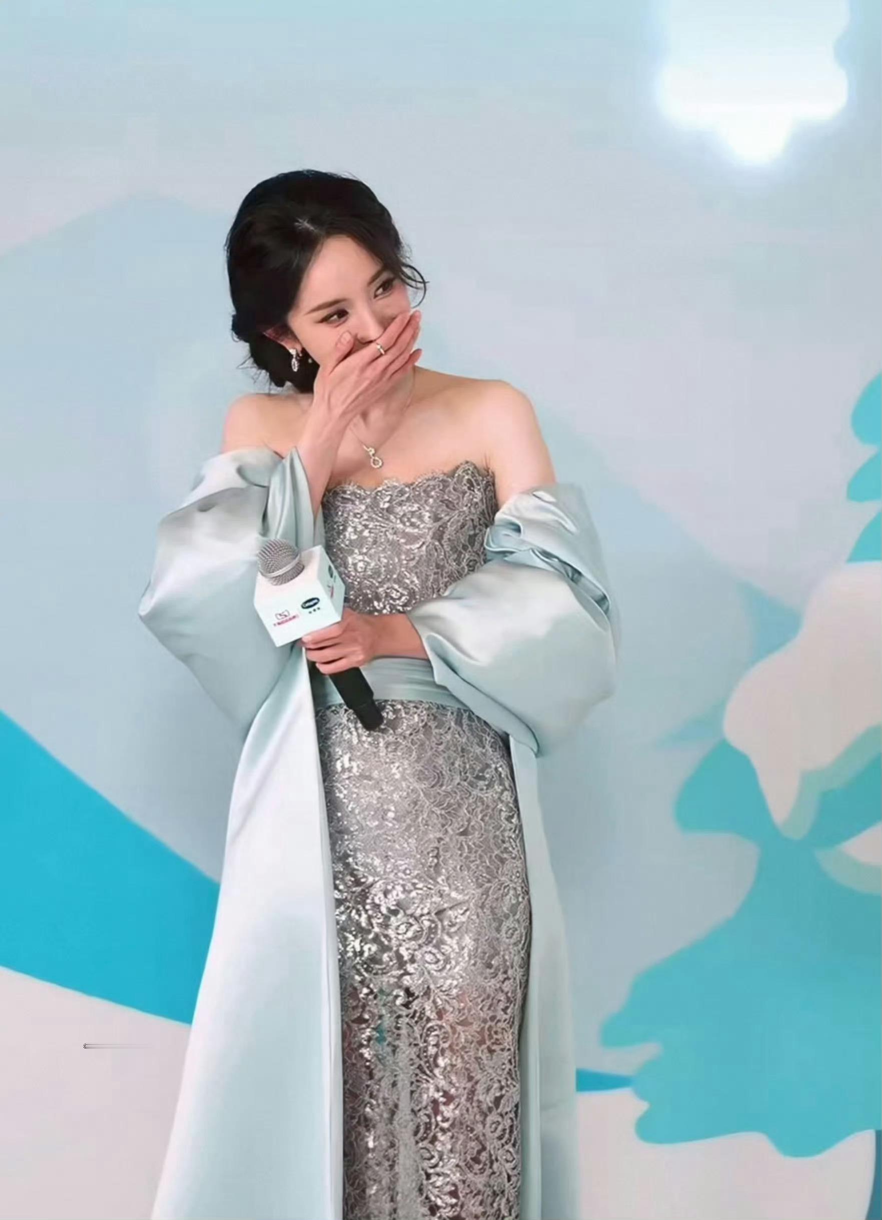 杨幂蓝色镂空裙 杨幂出场的时候，感觉隔着屏幕都能闻到香味，今晚的状态满分，美貌依