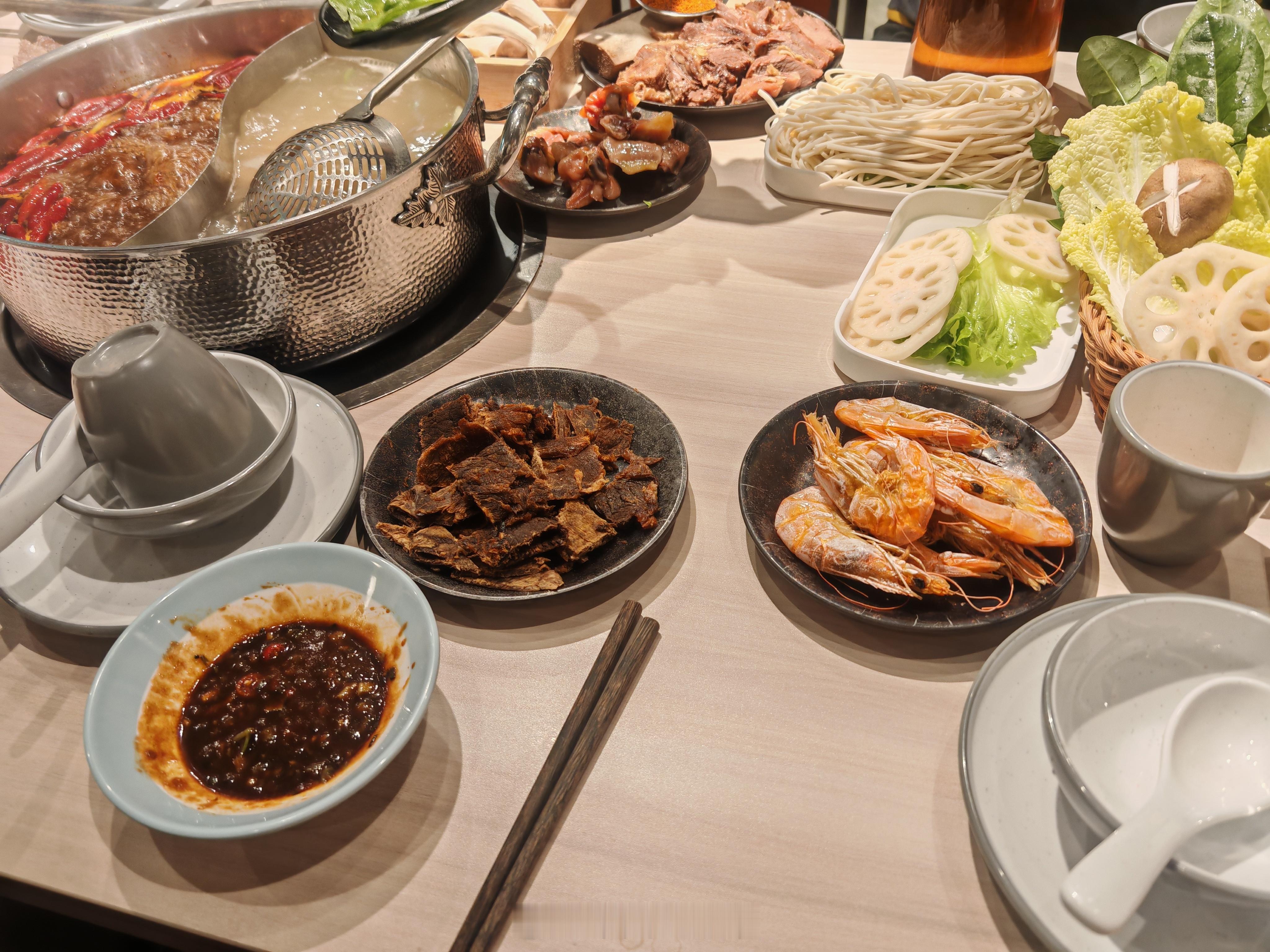 忙里偷闲的日与月。 杭州·联络大厦