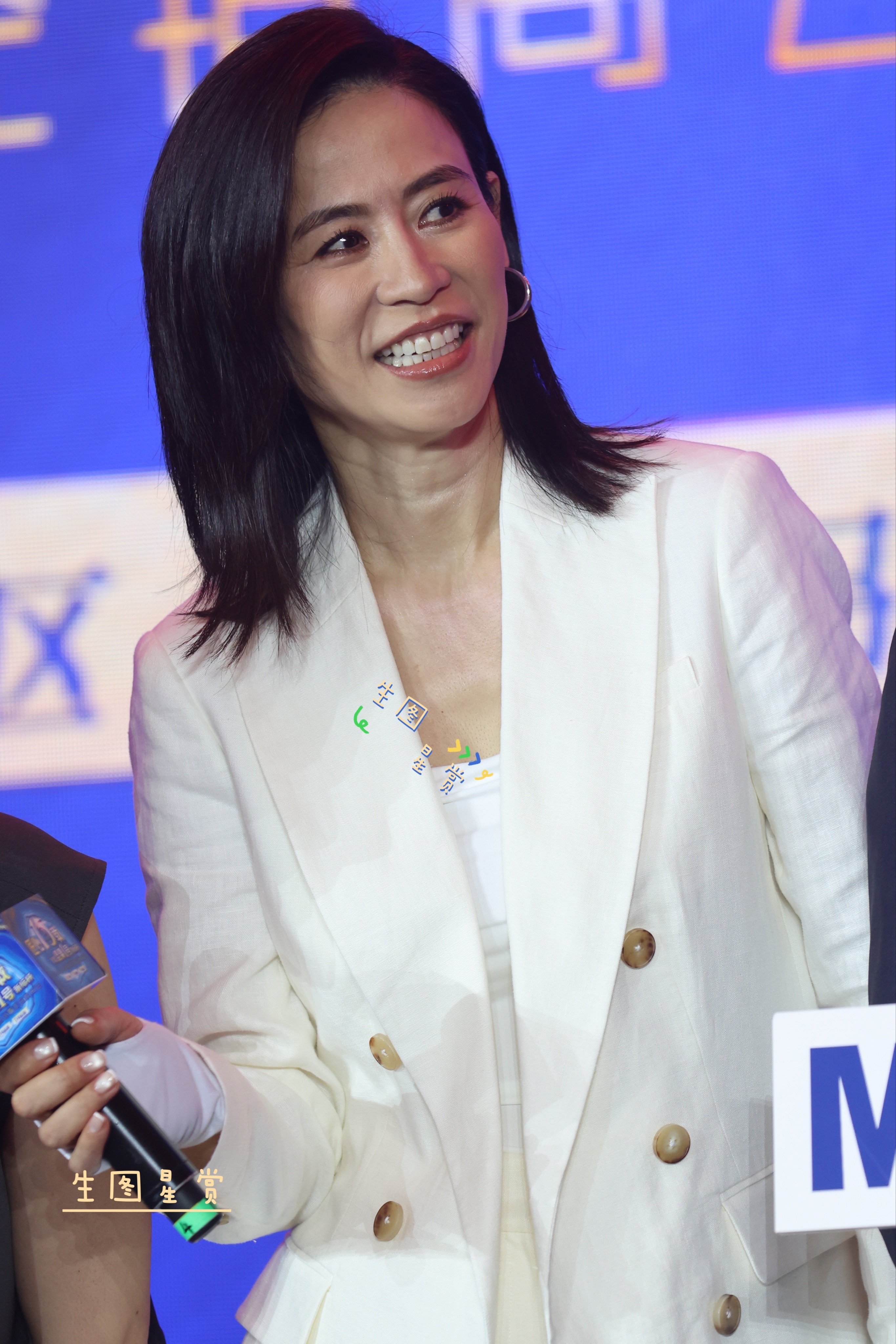 萱萱品牌活动生图，白色西装飒美利落[打call] ​​​