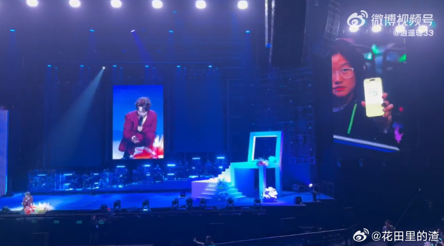 张栋梁现场给歌迷扫码转账 别人家爱豆发福利要拼手速，张栋梁直接现场转账雨露均沾！