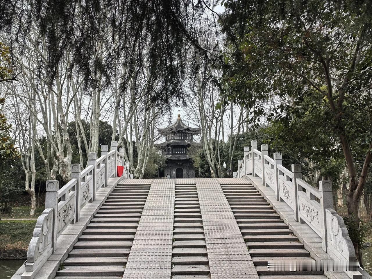 初春登真州奎光楼
暖日融开柳眼新，初春天色醉游人。
奎光楼上凭栏望，真州城中气象