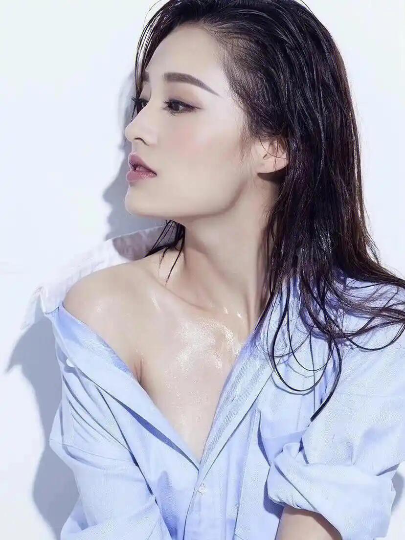 李沁的性感写真，湿发性感妩媚，衬衫又纯又欲，真的是颜值与性感并存啊。 