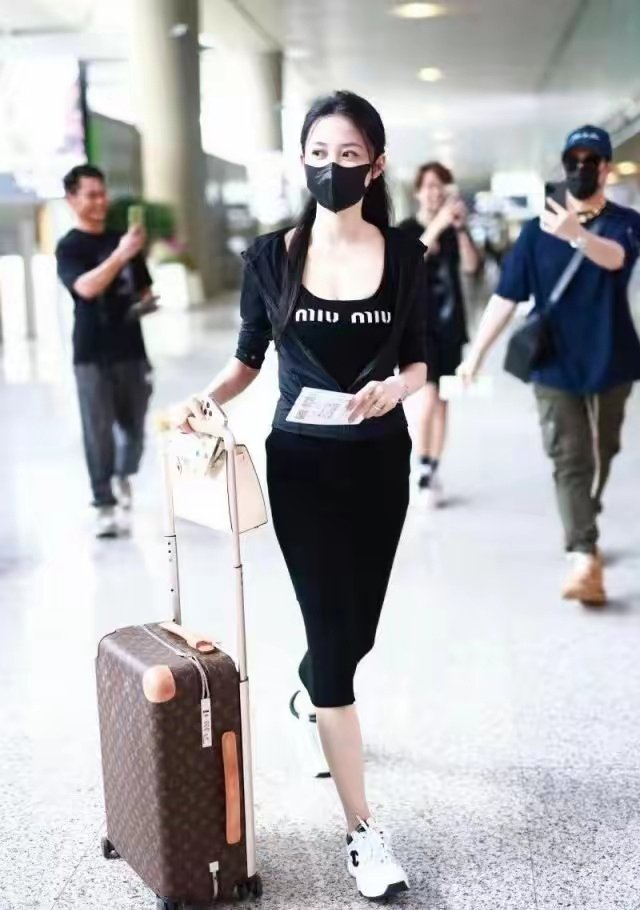 潘玮柏藏了3年的老婆终于曝光！穿修身裙配细高跟，气场比顶流明星还炸裂 ​​​