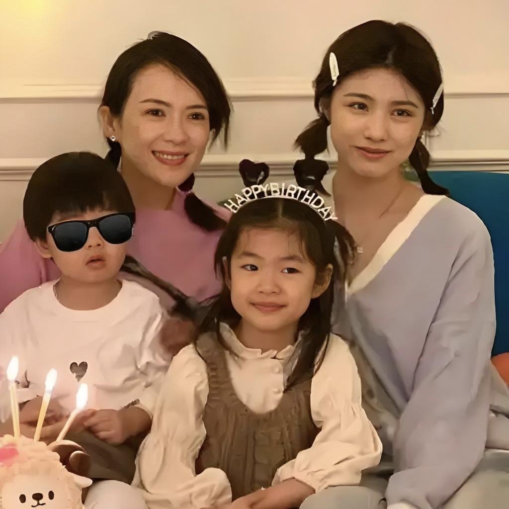 我觉得最真心的女演员非章子怡莫属！
章子怡和汪峰离婚了两年
但她对继女小苹果的爱