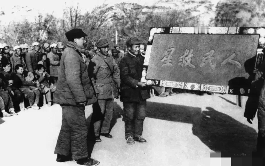 伟人毛泽东（348）
1947年，毛泽东在延安接受延安人民赠送的‘’人民救星‘’