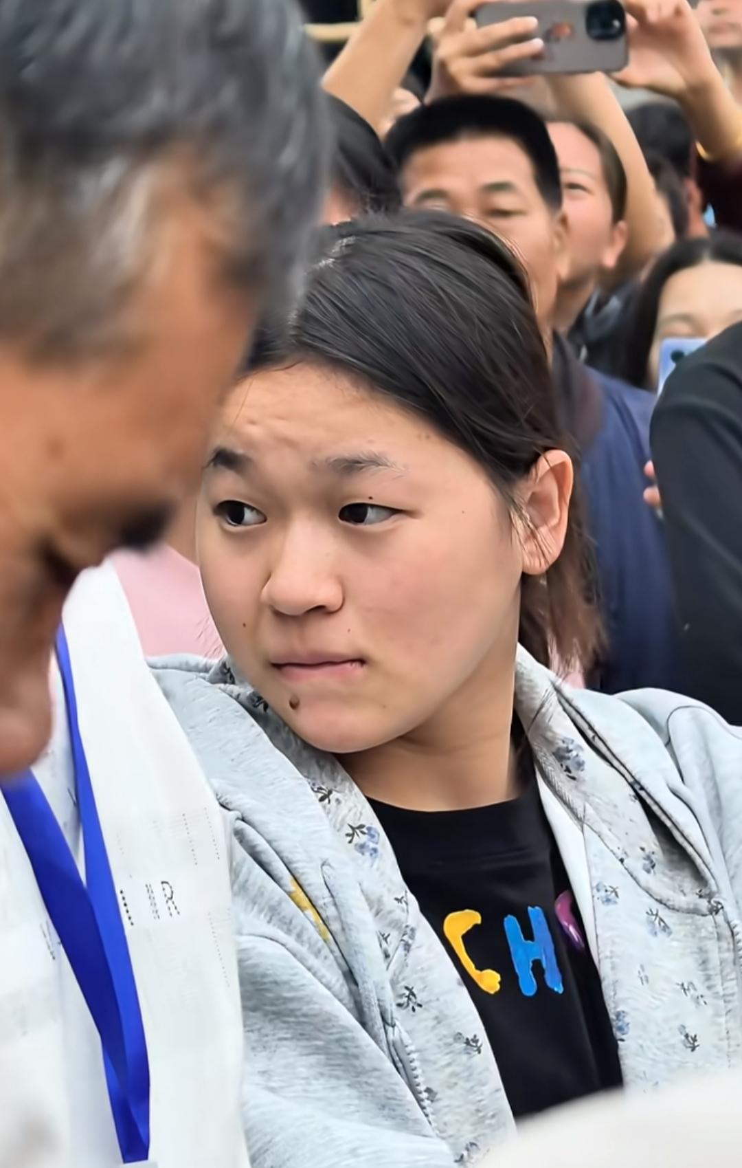 看到全红婵过年期间，在家乡的一段视频，颇有感触。

她真的长大了，没有明星架子，