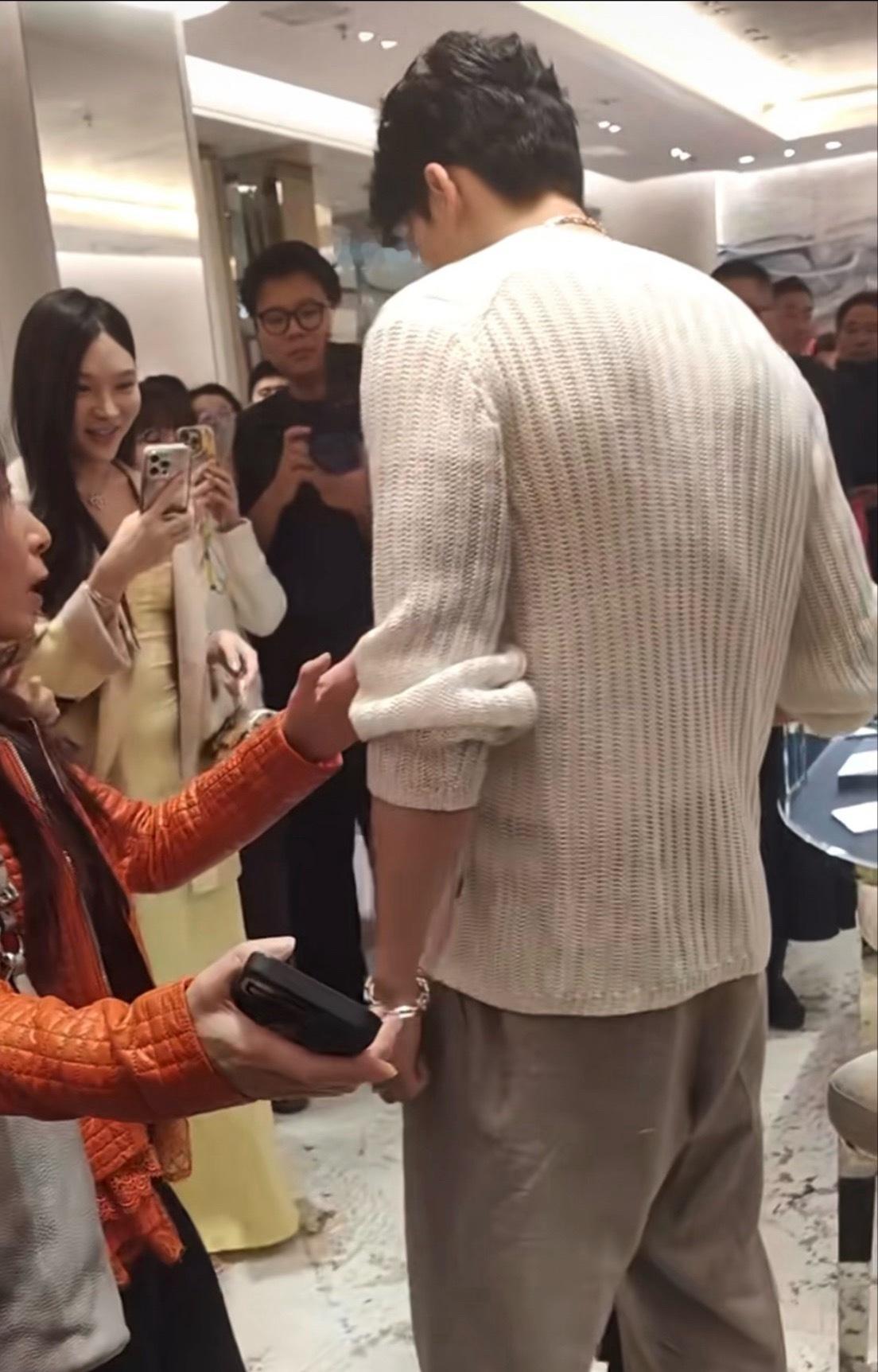 怎么感觉里面不是T更像件背心的样子👅 