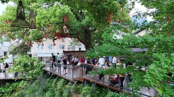 浙江仙居、夏日避暑胜地：
   仙句白塔镇仙景村，
游客们赤脚踩在清凉的溪水里品