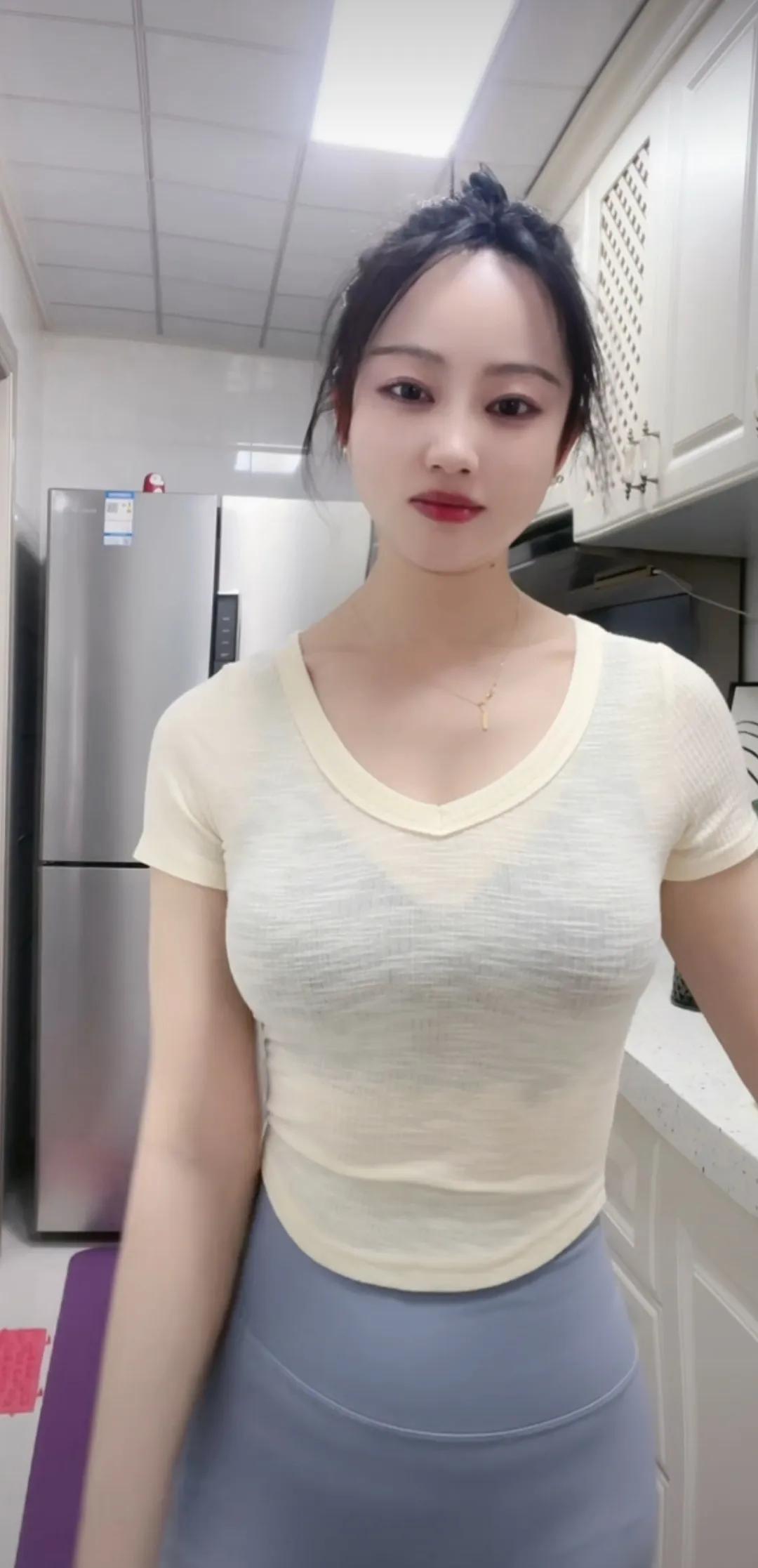性感女神，优雅动人。