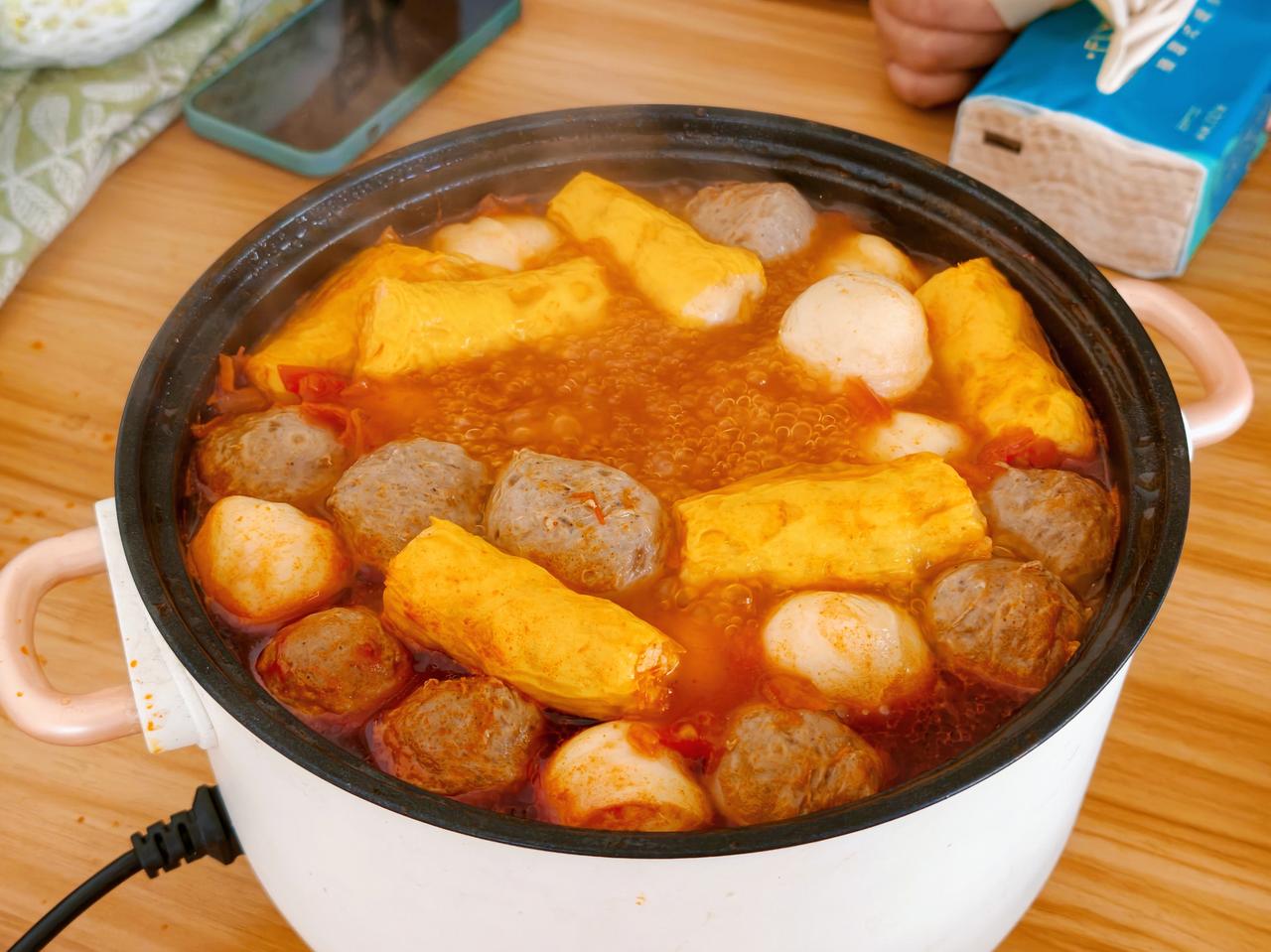 孩子们不在家，两人来一碗番茄猪肉虾肉馄饨锅，酸鲜开胃，连汤都喝光！

中午花半小