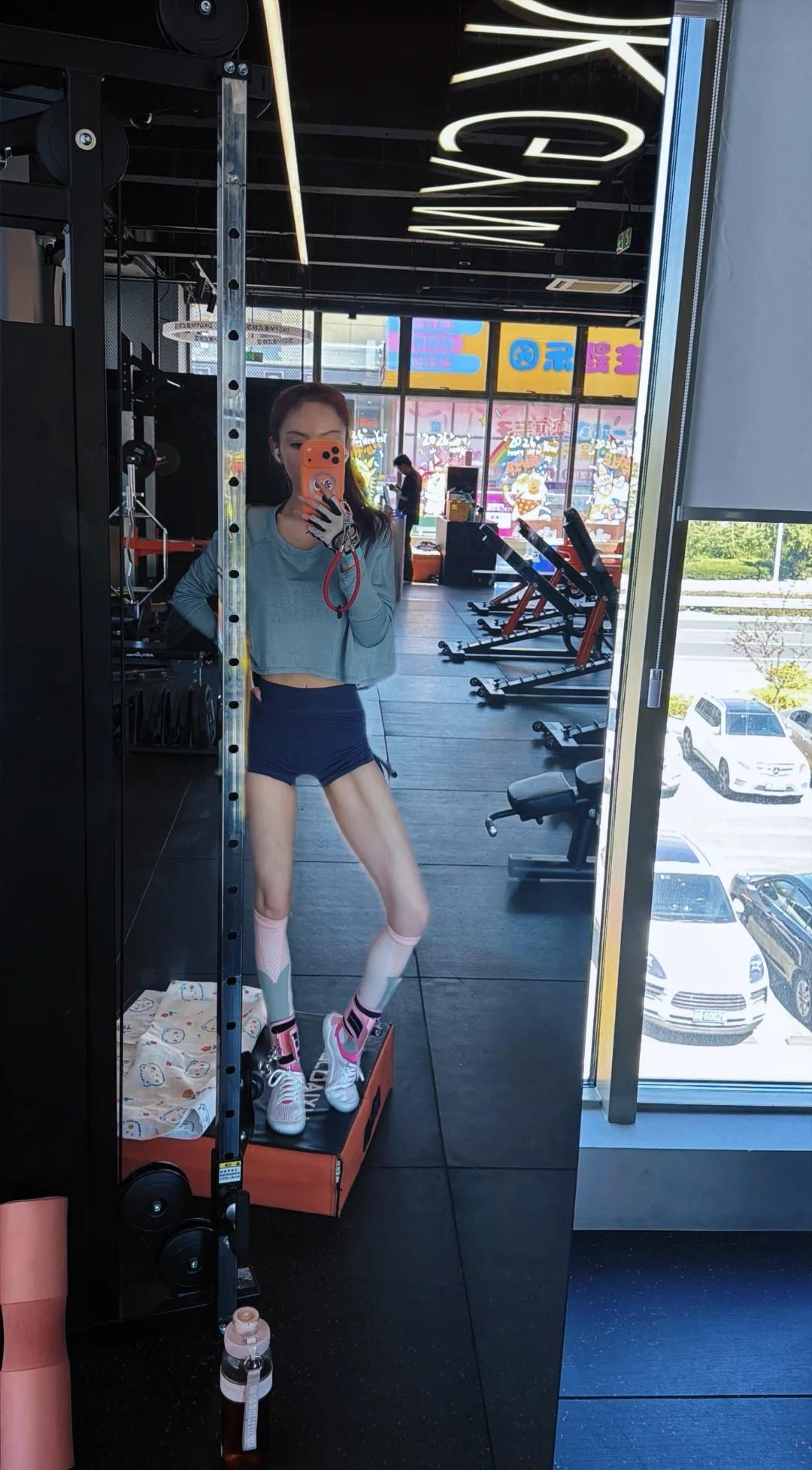运动女孩儿的对镜自拍
谁说瘦就是病态了？看不见姐这肌肉吗🙄运动让人自信 运动不