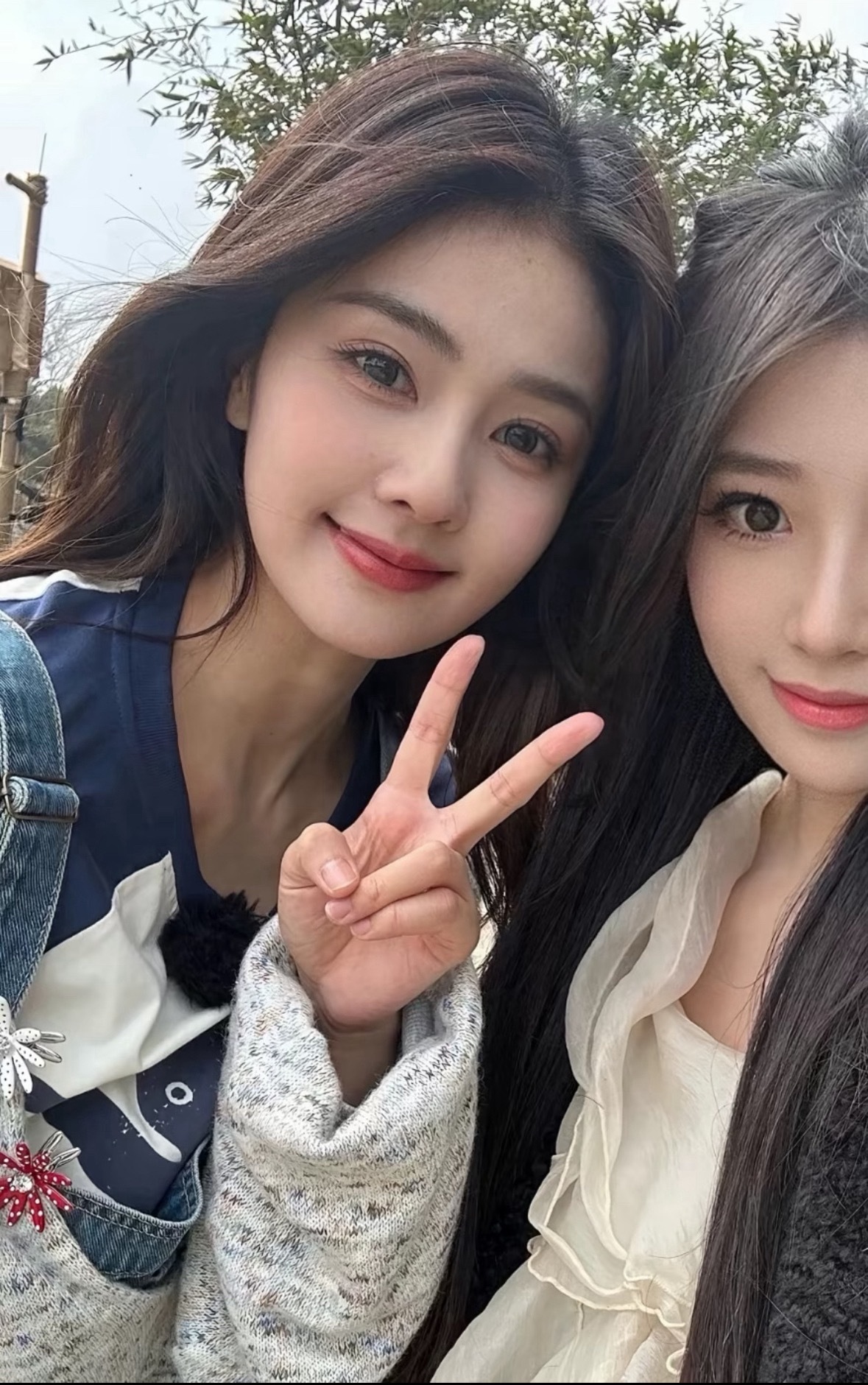 笑起来脸颊上还有宝宝肉 这张白鹿未免也太美萌了…. 