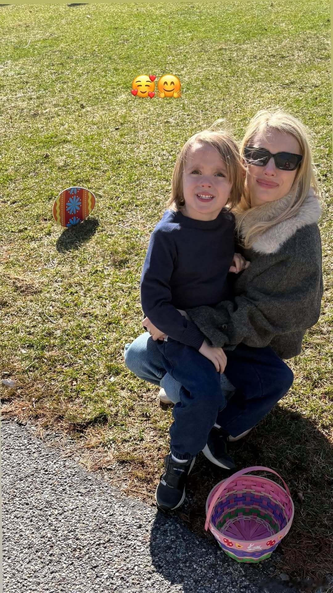 emma roberts艾玛罗伯茨和儿子Rhodes复活节的新合影，母子俩一起找