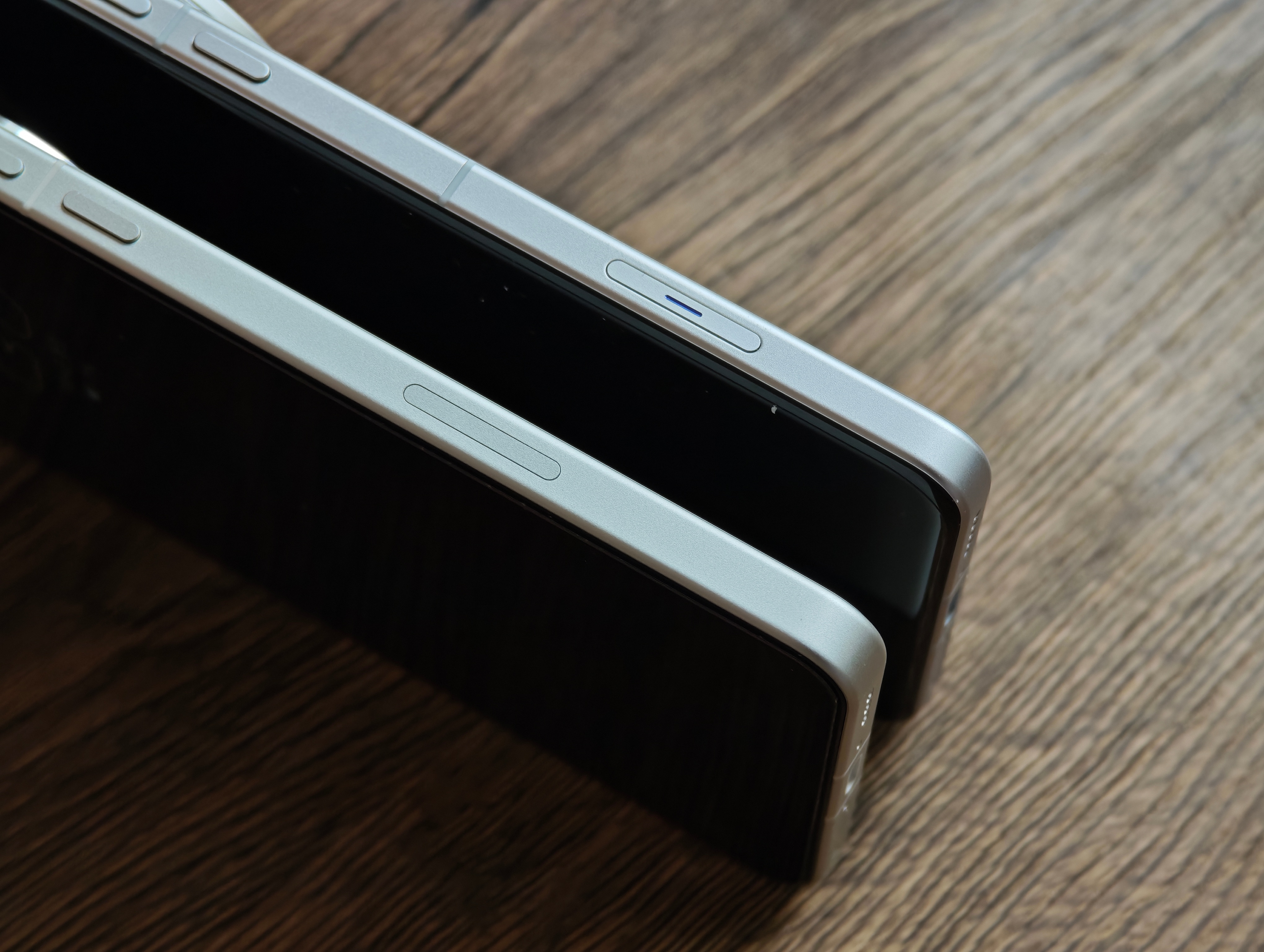 相比之下iPhone 16 的拍照按键还真没那么烂了…OV家超大杯那个压感按键，