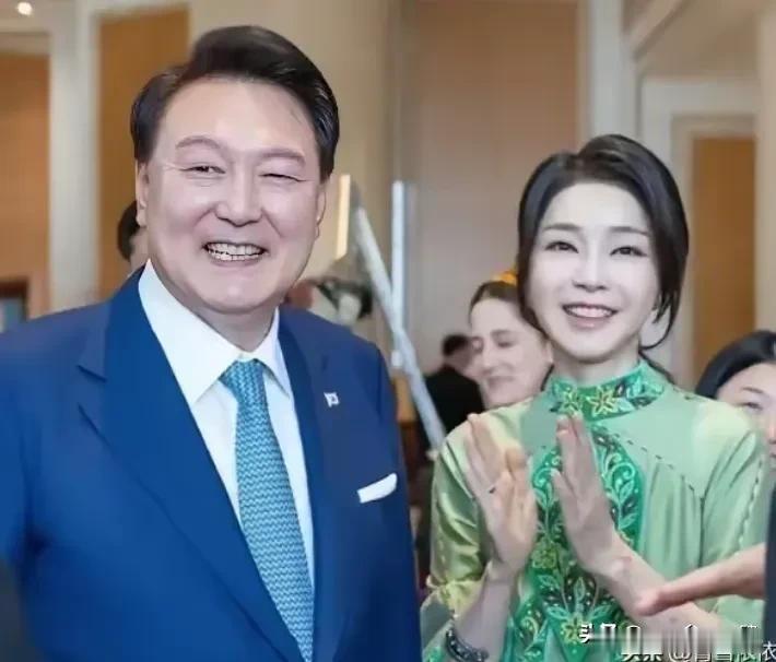 韩国政治风波：金建希案与尹锡悦的紧急戒严

韩国政治舞台近期再度掀起波澜，一场围