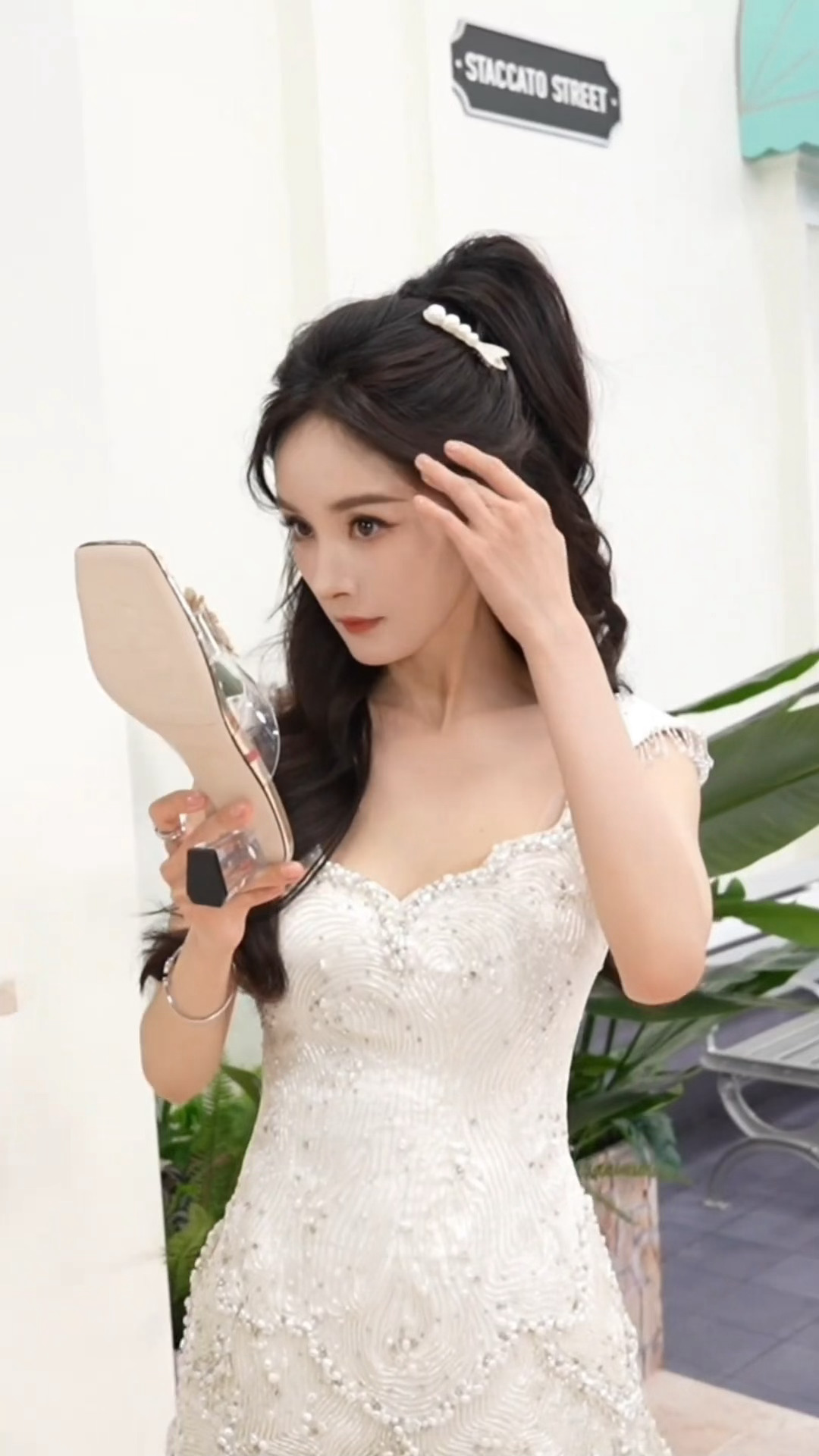 杨幂  窝幂又搞抽象了，拿鞋子照镜子🪞