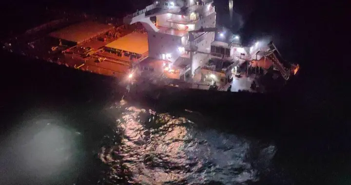 大年初一外籍散货船失火，北海救助局成功营救16名船员