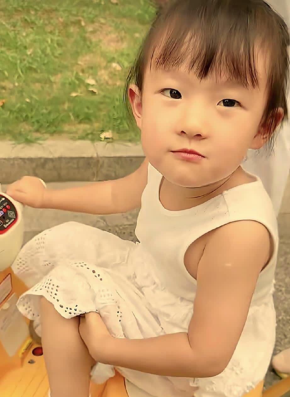 其实我挺喜欢小闪闪的，但是小闪闪多数时候是美颜的，真实的样子却和我们看到的不一样