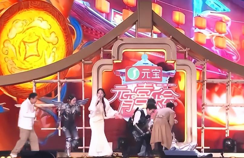 心悬一线，刚刷到何炅在元宵晚会差点被撞下台的消息，看得人头皮发麻。一位在现场的节