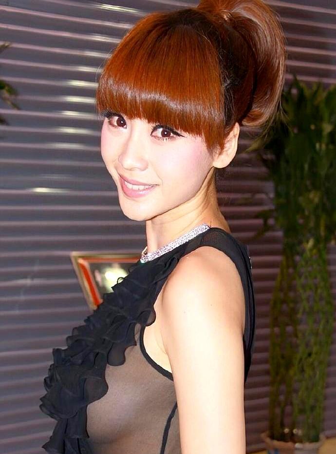 你只看到她穿吊带裙零赘肉，却不知道她为此吊了一小时空中瑜伽。
柳岩早就不是那个只