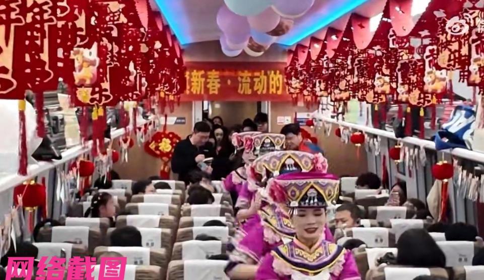 有成渝高铁列车上开始一段春晚式的演绎，为给这一路还在路途中的乘客，以最为温暖的演