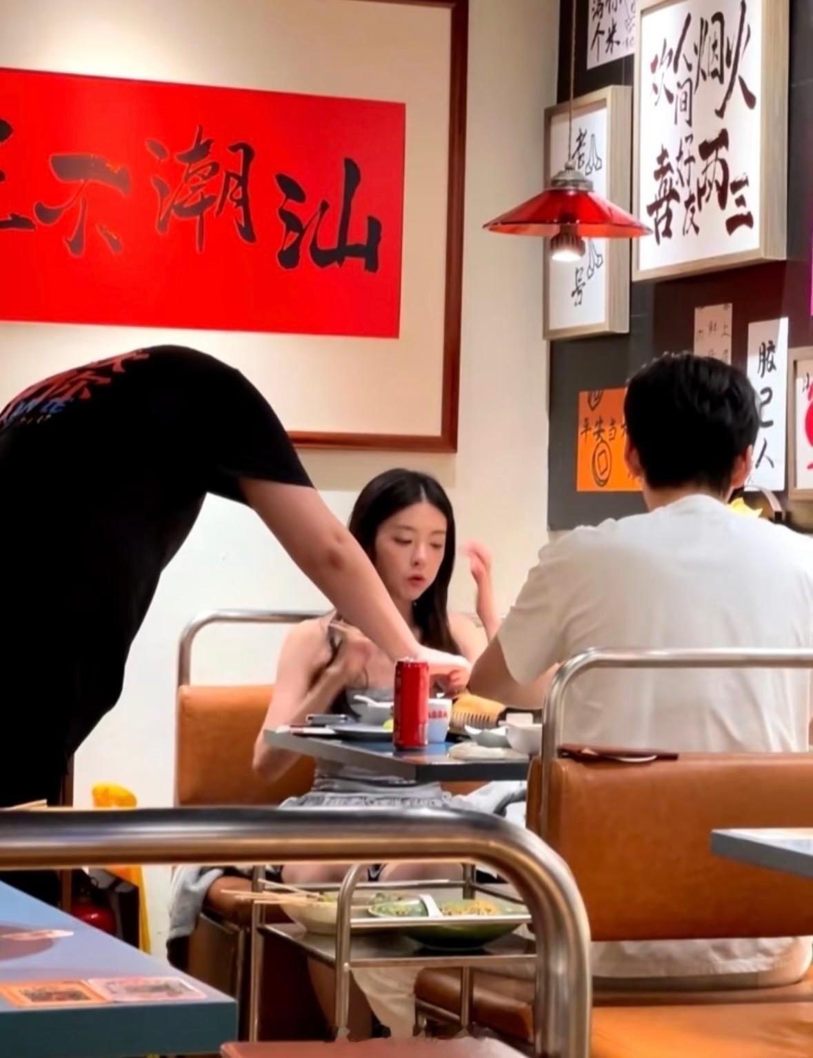 平等的羡慕每一个偶遇柳周的人周哥终于不再是黑衬衫终于看见你穿短袖了！！柳周cp[