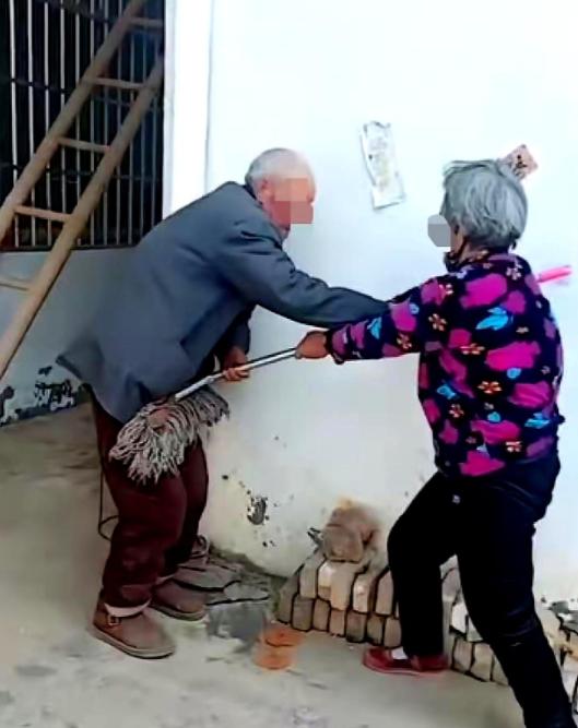 广东，一位阿婆在家歇着时听见有人拍门，就起身去应门，哪晓得一个老头直接冲了进来，