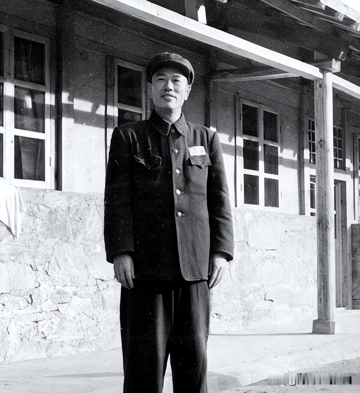 他39岁任解放军15兵团司令员，指挥解放海南岛战役。40岁任志愿军13兵团司令员
