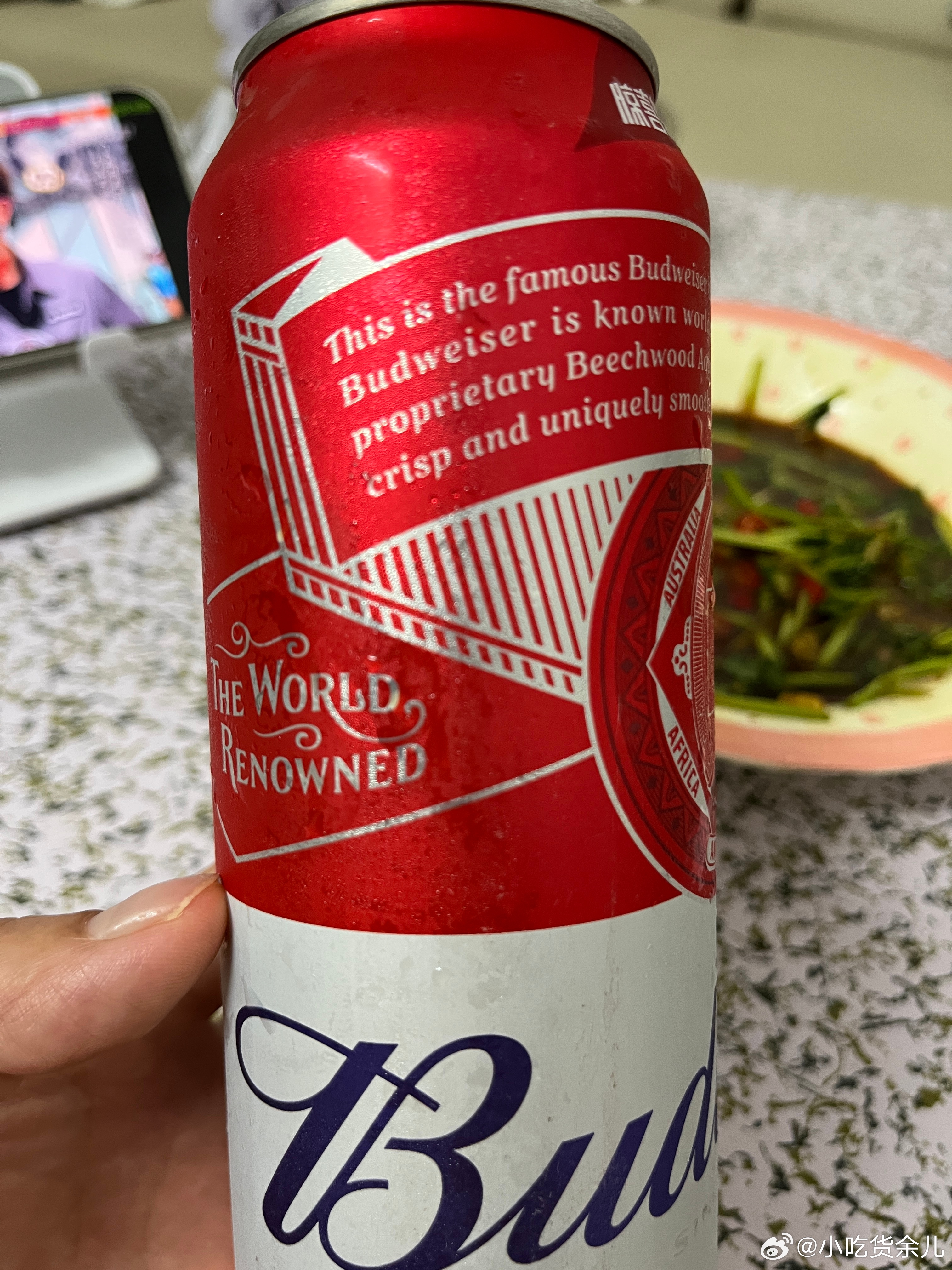 啃完了，有点甜，百香果放了2个，其实一个就行。冰箱还有罐啤酒，喝一口，太舒服了。