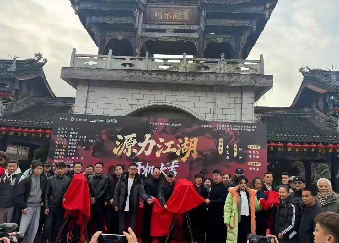 李连杰到底有多缺钱？都来拍短剧了。
这现在的社会短剧的盛行也是让人惊讶，可谓是全