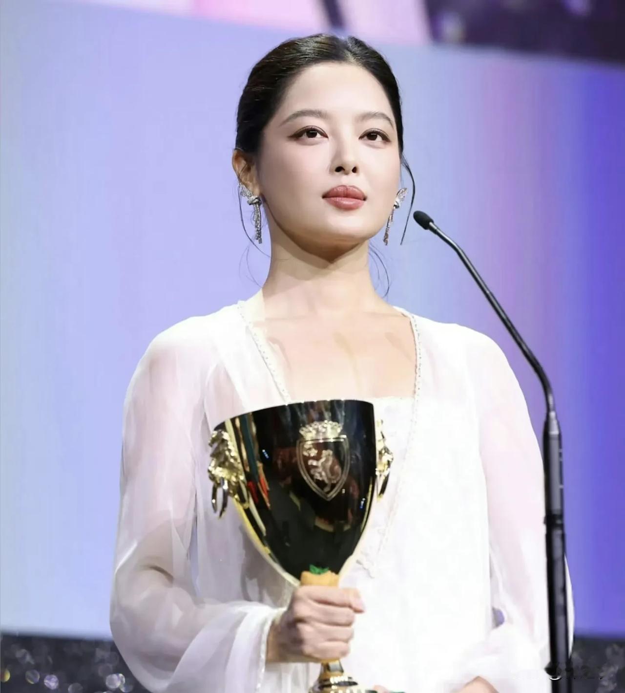 辛芷蕾现在已经拿下威尼斯影后，所以之后她在内娱的格局会怎么样？可是你们要知道奖项