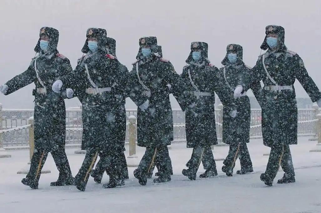 寒风凛冽，戍边民警无畏前行，脚步坚定地踩在厚厚的积雪上，踏上那蜿蜒曲折的巡边路。